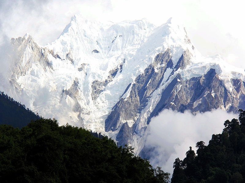 四姑娘山全景雙溝二日游，贈(zèng)送臥龍熊貓遺址愽物館，贈(zèng)送嘉絨土司官寨